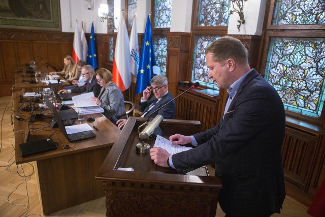 Sesja Rady Miejskiej w Słupsku. Radni podjęli uchwałę ustalającą wysokość opłaty za zatrzymywanie się przewoźników na nowym dworcu autobusowym.