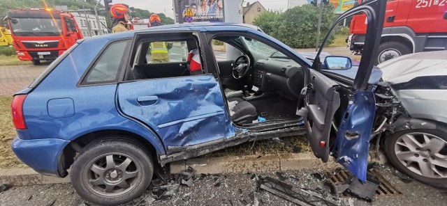 W poniedziałek, 23 sierpnia, w Bydgoszczy na rondzie Toruńskim doszło do niebezpiecznie wyglądającego zdarzenia. Zderzyły się dwa auta. Jedna osoba została poszkodowana.