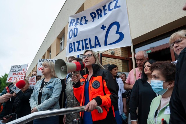 Pod hasłem “Ręce precz od Biziela” odbył się w poniedziałkowy poranek protest pracowników Szpitala Uniwersyteckiego nr 2 w Bydgoszczy. Sprzeciwiają się planom likwidacji ich placówki.