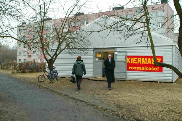 Blaszany hangar na działce radnego.