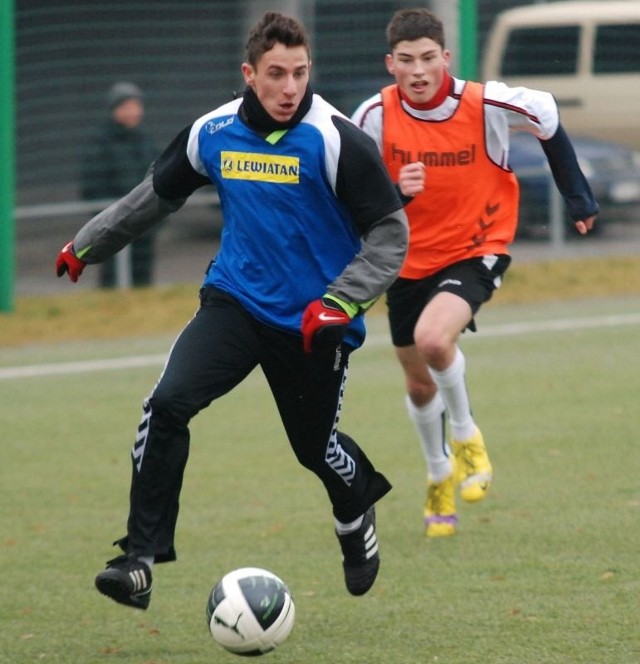 Jednym z najskuteczniejszych piłkarzy wczorajszego dnia był zawodnik Korony Kielce Jakub Bąk (z lewej), który występuje w drużynie Lewiatan Uroczysko Echo Dnia. Strzelił 6 bramek.