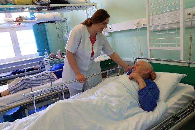 Szpital przy Batorego, oddział rehabilitacji, Sylwia Orłowska przy pacjencie, panu Józefie