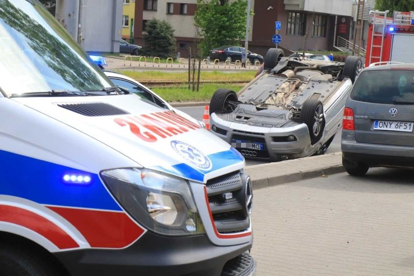 Wrocław: Wypadek na Ślężnej. Audi na dachu [ZDJĘCIA]