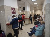 Kraków. Mieszkańcy i przyjezdni szturmują biuro paszportowe na ul. św. Sebastiana. W długich kolejkach trzeba czekać nawet kilka godzin