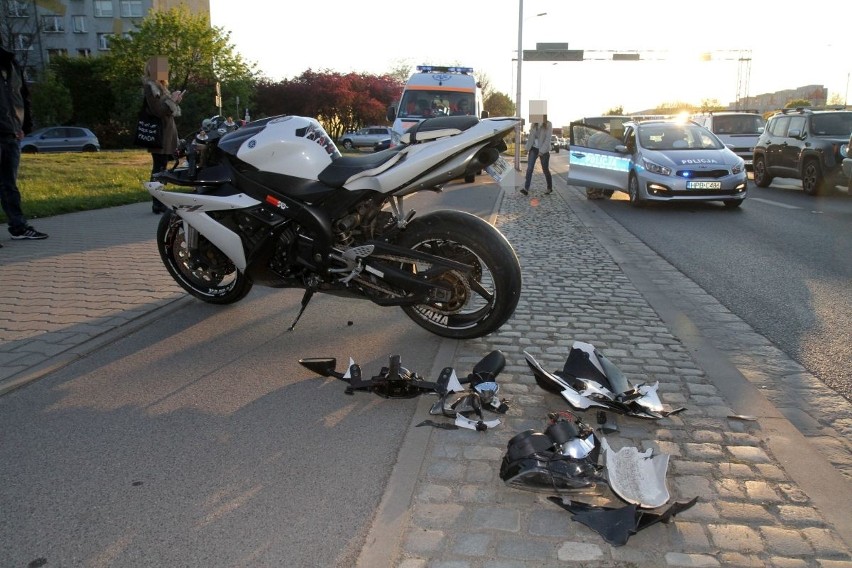 Wypadek motocykla i trzech samochodów na Armii Krajowej