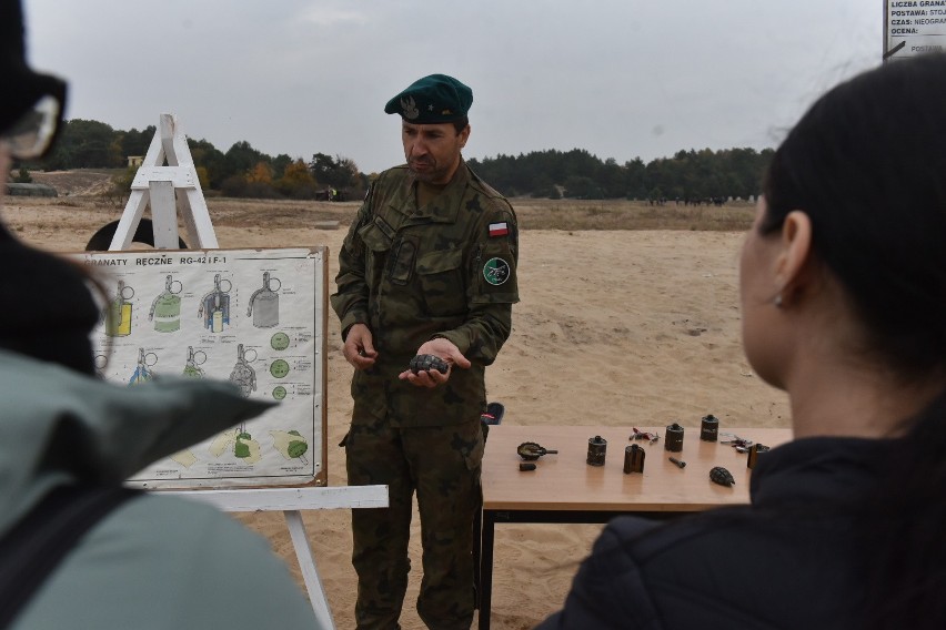 Toruń. Szkolenie "Trenuj z wojskiem" w Centrum Szkolenia Artylerii i Uzbrojenia ZDJĘCIA