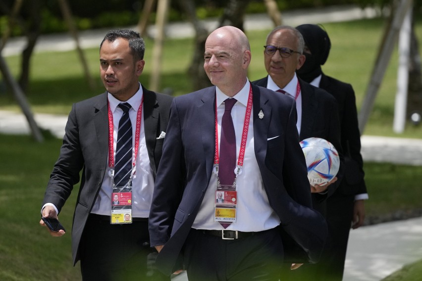 Prezydent FIFA Gianni Infantino (w środku) podczas szczytu...
