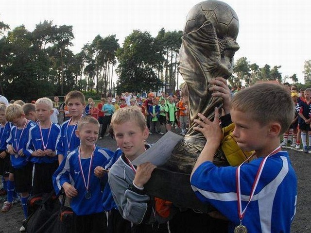 Ponadnaturalnej wielkości kopie Pucharu Rimeta są od 1995 r. głównymi trofeami Dobiegniew Cup. Zwycięstwo w imprezie to dla młodych futbolistów niezwykłe przeżycie.