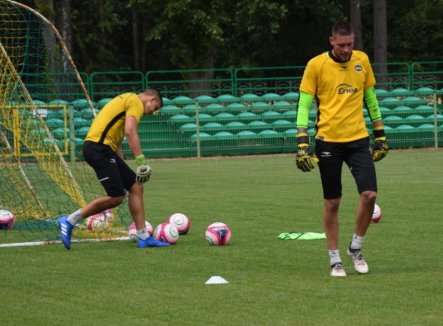 Artur Haluch (z prawej) zagra w sobotę w wyjściowym składzie Radomiaka w sparingu z Górnikiem Łęczna. Obok Mateusz Kochalski.