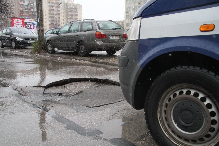 Zapadła się jezdnia na ulicy w centrum Kielc 
