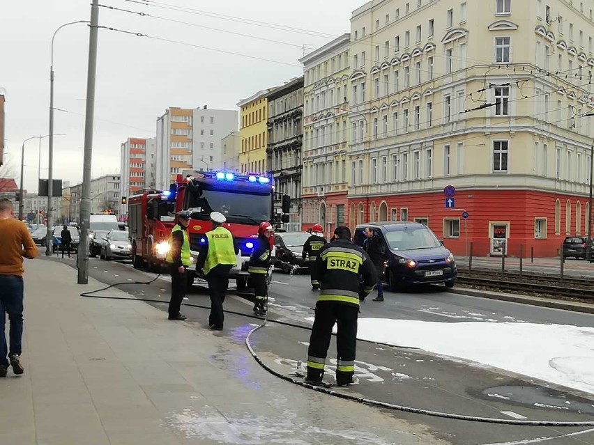 Pożar samochodu na Grabiszyńskiej. Ulica zablokowana