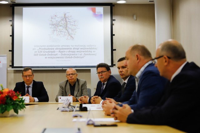 Burmistrz Mariusz Piątkowski (z lewej) w ubiegłym tygodniu uczestniczył w spotkaniu z wykonawcą przebudowy skrzyżowania ulic Wodna-Hallera-PTTK