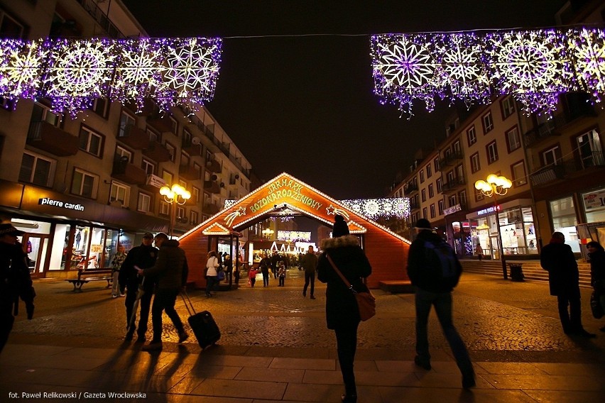 Wrocław już świąteczny. Zobacz jak pięknie wyglądają nowe ozdoby [ZDJĘCIA]