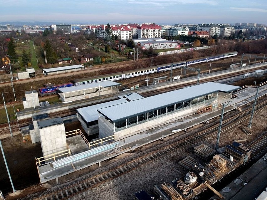 Kraków. Zaawansowane prace na budowie przystanku kolejowego w Bronowicach [ZDJĘCIA]