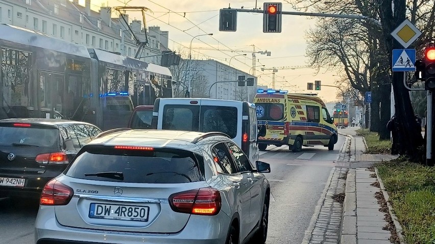 Reanimacja człowieka na Grabiszyńskiej. Utrudnienia w ruchu [ZDJĘCIA]