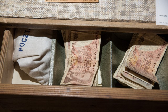 Za unikatowe banknoty i monety z czasów PRL kolekcjonerzy są w stanie zapłacić majątek. Niektóre stare pieniądze mogą być dziś sporo warte na rynku kolekcjonerskim. Zobacz więcej na kolejnych slajdach >>>>>