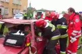 Wypadek drogowy z udziałem autobusu i dwóch samochodów osobowych. Zobacz zainscenizowaną akcję (wideo, zdjęcia)