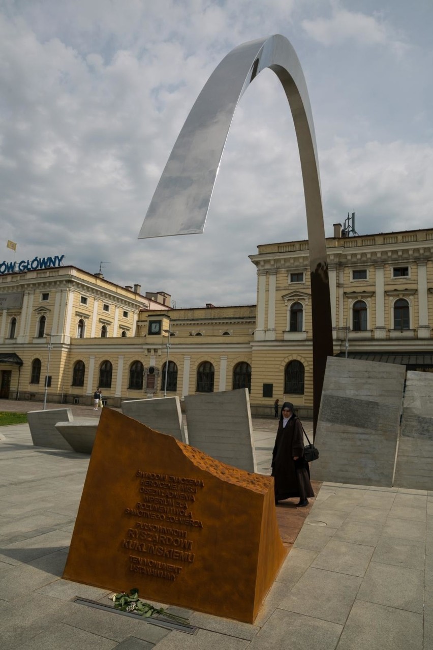 15 lat temu zmarł pułkownik Ryszard Kukliński. W Krakowie ma swój pomnik [GALERIA]