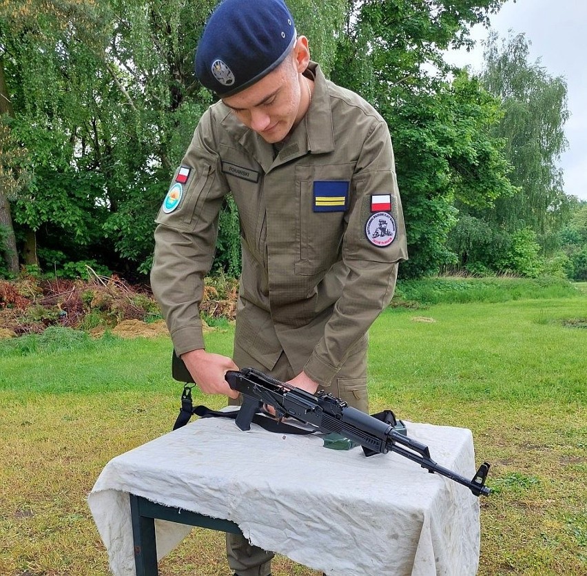 Karabinek AK i topografia. Ćwiczenia kadetów z klas mundurowych w Zespole Szkół im. Jana Pawła II w Kościelcu [zdjęcia]