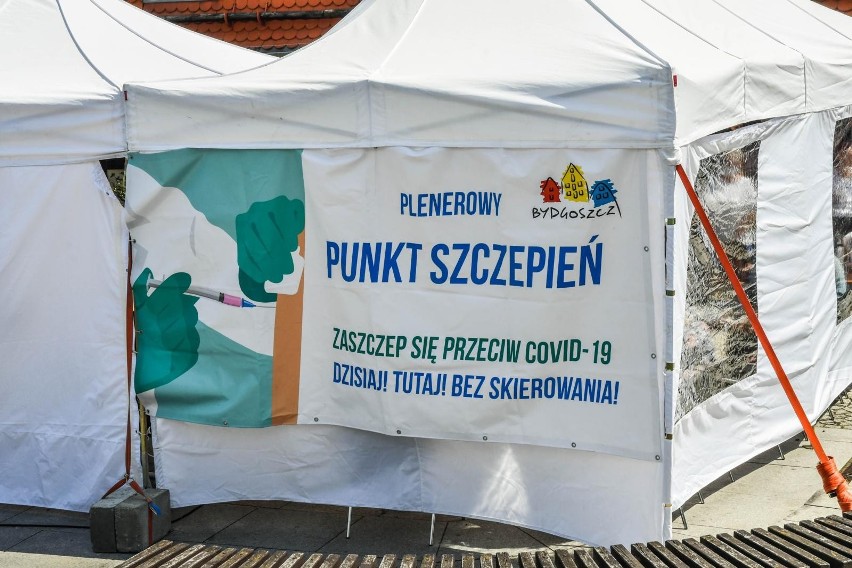 Plenerowy punkt szczepień w amfiteatrze przy muzeum na ul....