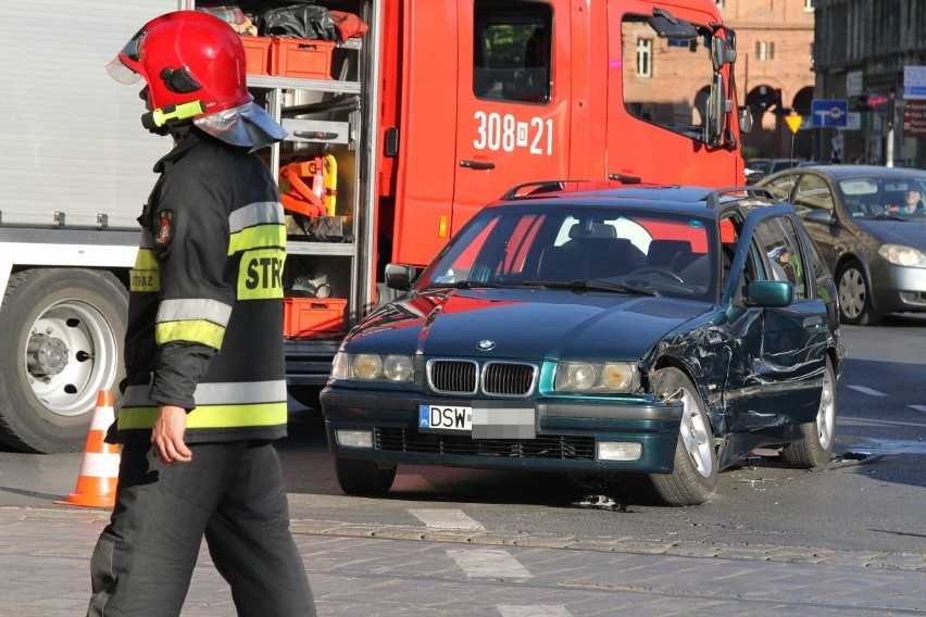 Wrocław: Wypadek w Śródmieściu, 4 osoby ranne. W tym dziecko i kobieta w ciąży (ZDJĘCIA)