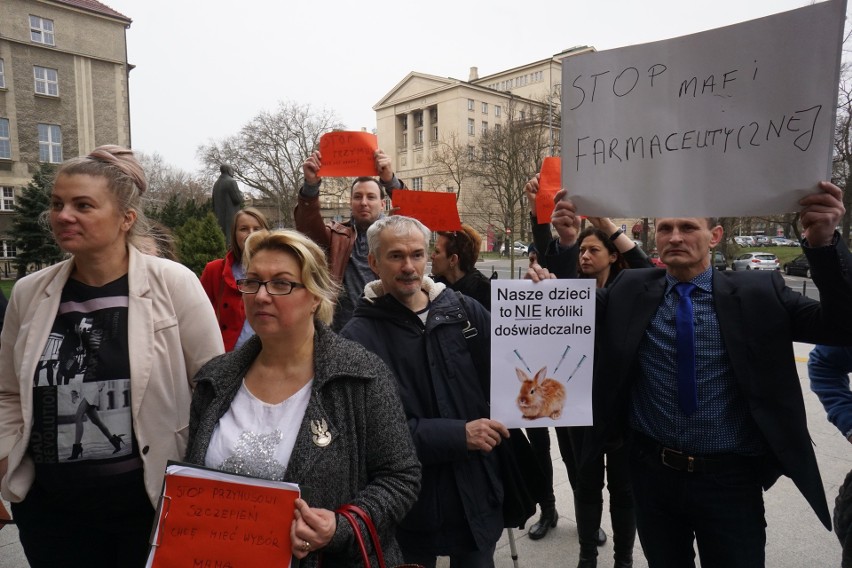 Przeciwnicy obowiązkowych szczepień złożyli petycję