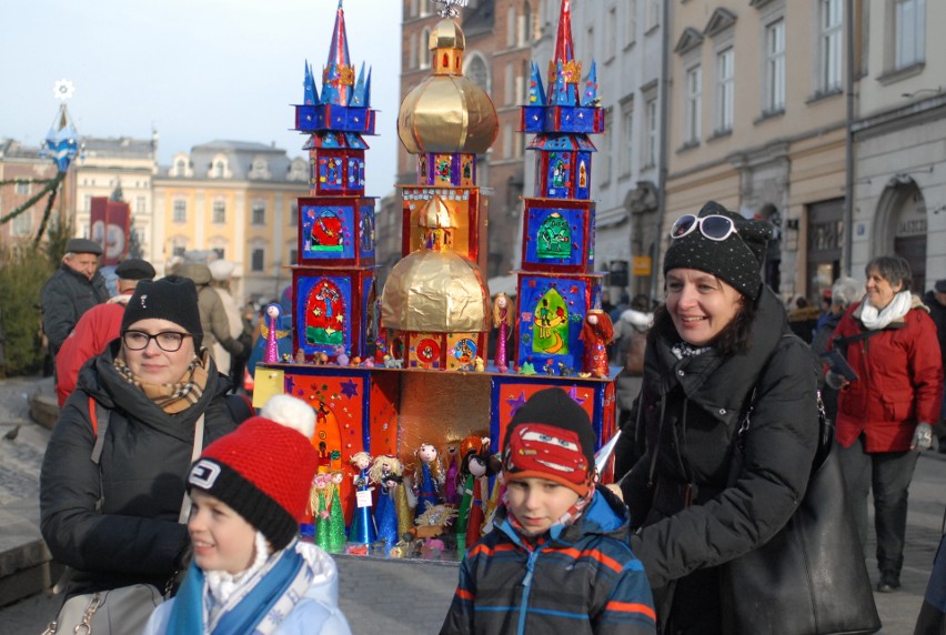 76. Konkurs Szopek Krakowskich. Po prezentacji na estradzie Targów Bożonarodzeniowych trafiły do Celestatu [ZDJĘCIA]