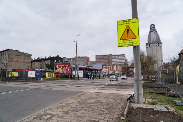 30 kwietnia rozpoczną się prace związane z likwidacją przejazdu kolejowego położonego w ciągu ulicy Strzelców Bytomskich. Ze względu na zakres i charakter prowadzonych robót konieczne będzie zamknięcie dla ruchu pojazdów fragmentu ulicy Strzelców Bytomskich na odcinku między ulicami Głogowską i Kędzierzyńską.Zobacz kolejne zdjęcia. Przesuwaj zdjęcia w prawo - naciśnij strzałkę lub przycisk NASTĘPNE