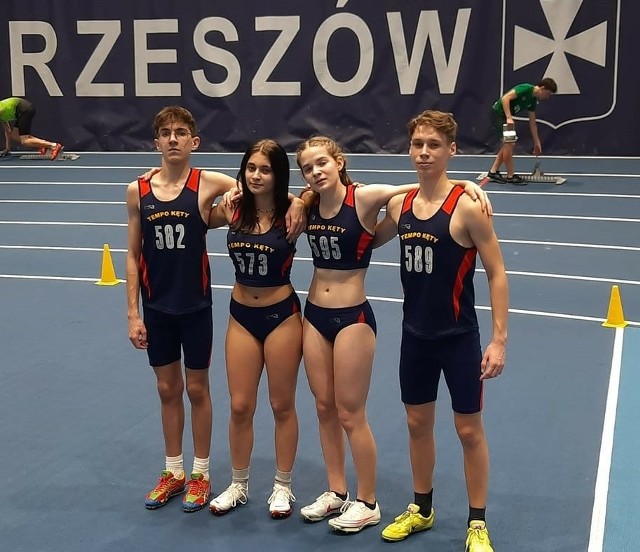 Młodzi lekkoatleci Tempa Kęty mieli powody do radości podczas halowych mistrzostw Małopolski U16 w Rzeszowie