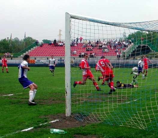 Bramkarz Orła, Szczepan Malik, broni strzał Dawida Bobka (z prawej strony). Z nr 5 obrońca gości, Tomasz Kalityński. 