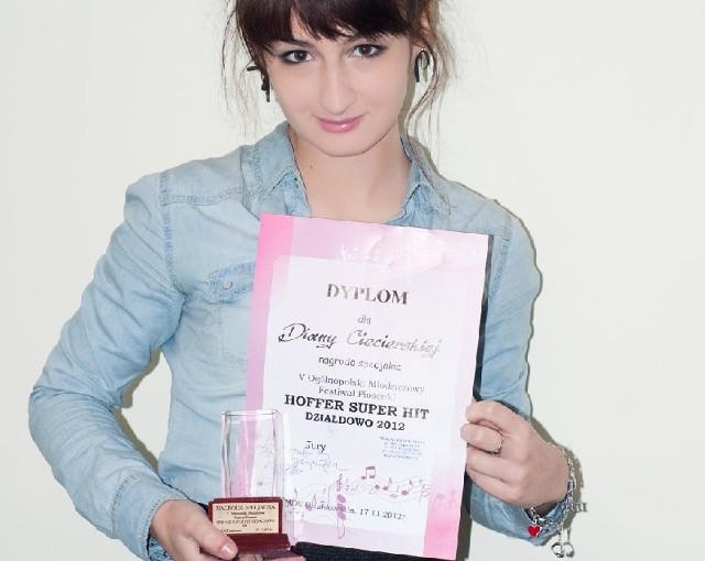 Diana Ciecierska z Tarnobrzega, uczy się śpiewu w Tarnobrzeskim Domu Kultury i właśnie osiągnęła kolejny sukces. Tym razem tarnobrzeżanka otrzymała wyróżnienie na piątej edycji Ogólnopolskiego Młodzieżowego Festiwalu Piosenki Hoffer Super Hit Działdowo 2012.
