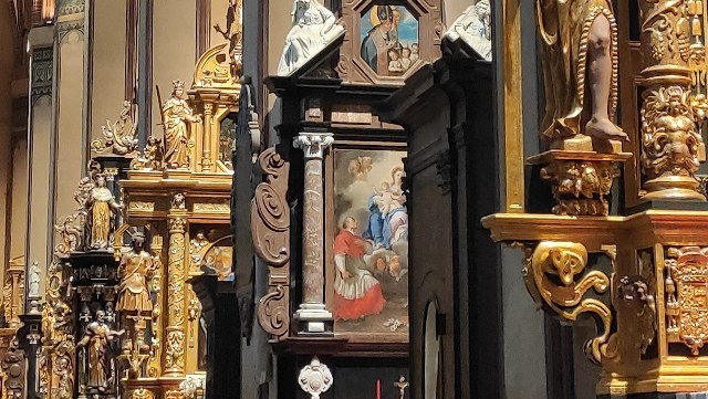 Obraz przedstawiający Najświętszą Marię Pannę z Dzieciątkiem adorowaną przez świętych Karola Boromeusza i Katarzynę Bolońską, kiedy jeszcze wisiał w Archikatedrze