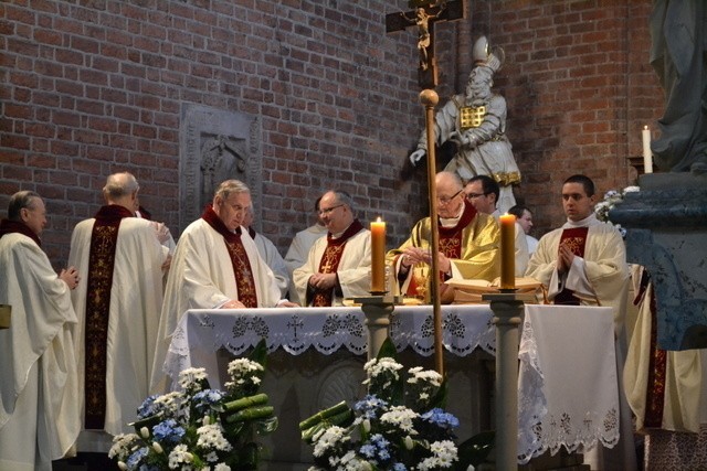 Biskup Jan Wieczorek świętował w sanktuarium w Rudach swoje 80 urodziny [ZDJĘCIA]