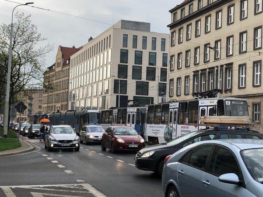 Zerwana trakcja na placu Legionów. Tramwaje utknęły na...