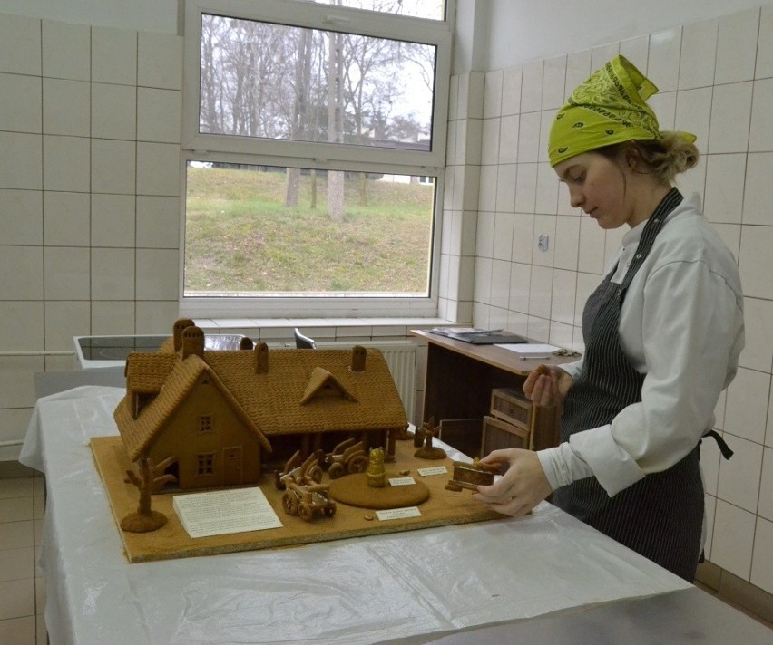 Maturzystki z Zespołu Szkół Technicznych w Lipnie wykonały bronowicką chatę z piernika. To prawdziwe dzieło sztuki! [zdjęcia] 