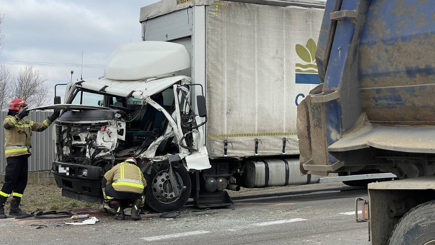 Stara Łomża przy Szosie. Wypadek dwóch ciężarówek na DK 63. Utrudnienia w ruchu [ZDJĘCIA]