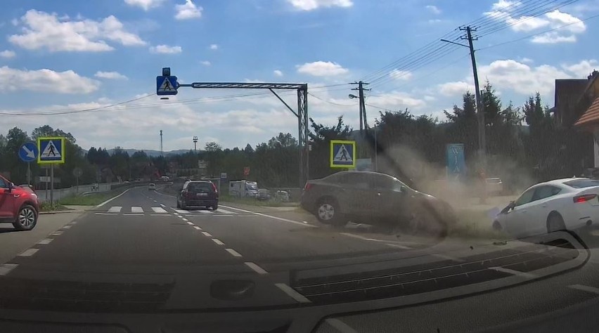 Krzyszkowice. Kolizja na skrzyżowaniu zakopianki z drogą lokalną 