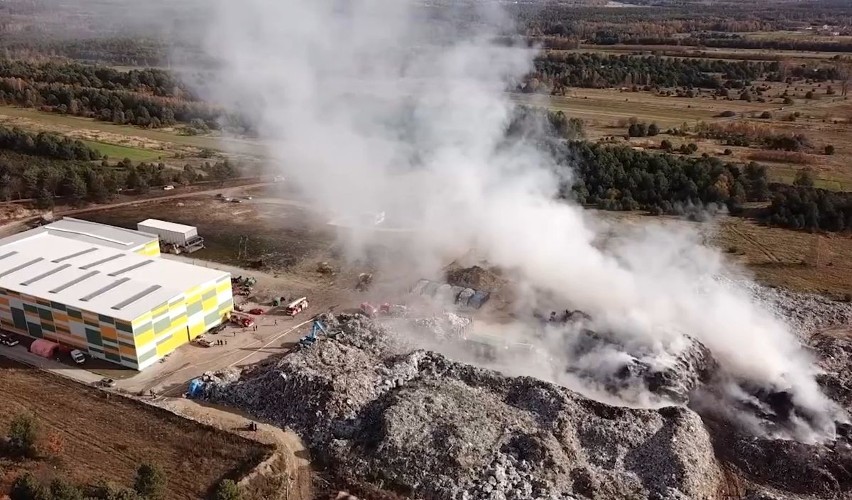 Pożar w sortowni śmieci w Fałkowie. To już szósty w tym roku [WIDEO Z DRONA, ZDJĘCIA]