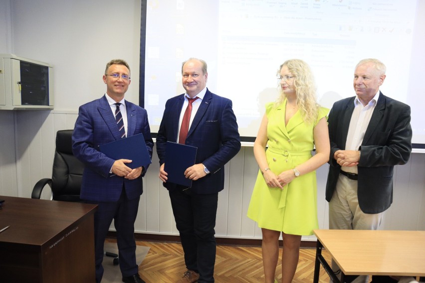 I LO w Radomsku podpisało umowę o współpracy z Akademią...