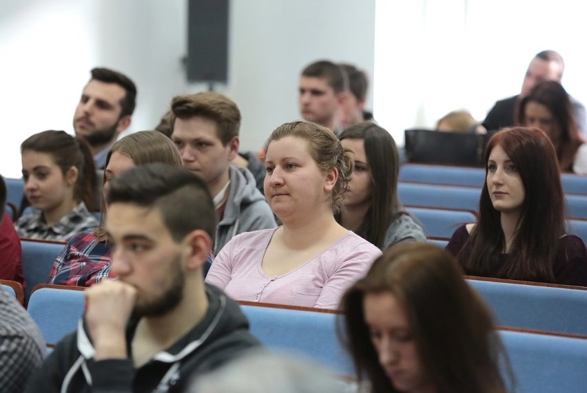 Debata "Uchodźcy zagrożeniem czy szansą dla starzejącej się...