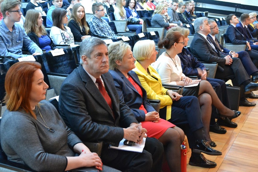 Sosnowiec: Centrum Kształcenia Zawodowego i Ustawicznego zorganizowało debatę o dopalaczach [FOTO]