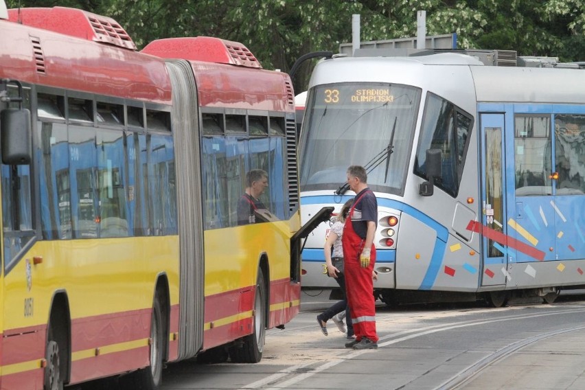 Awaria autobsu 141 na Kochanowskiego. Tramwaje jadą objazdem