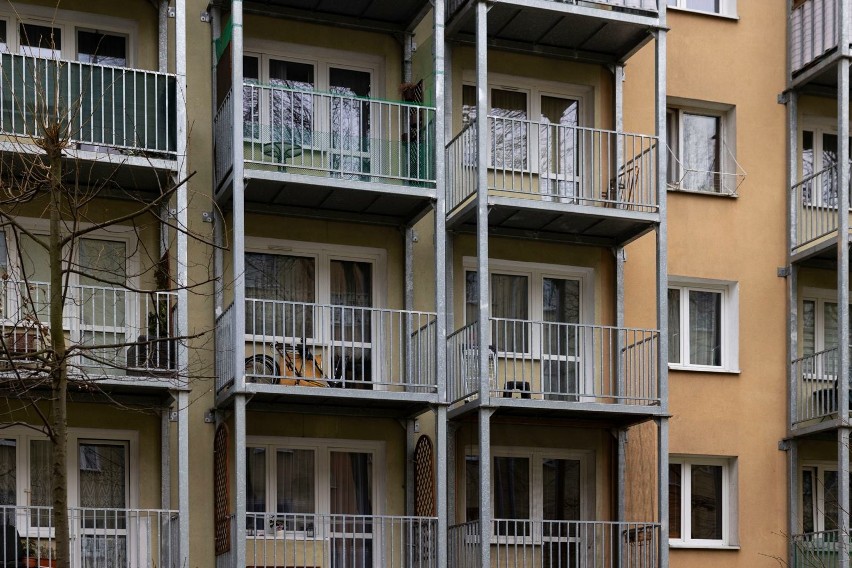 Krakowskie blokowiska obrosną balkonami? Po pandemii wszyscy chcą je mieć, płyną wnioski