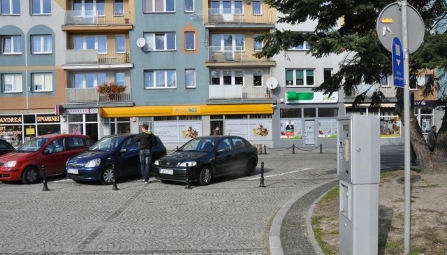 Na Rynku w Oleśnie stoi parkomat. Kierowcy muszą kupić bilety parkingowe, jeśli chcą zaparkować tu samochód.