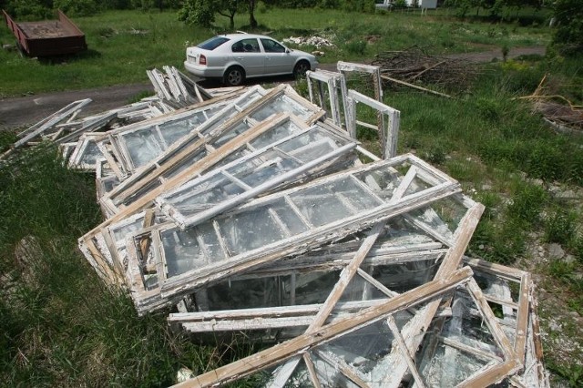 Stos okien przy kieleckiej ulicy Starowiejskiej, to tylko część wielkiego składu odpadków.