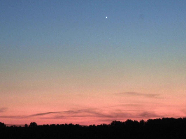 Wenus i Merkury razem na nocnym niebie. Widziana przez lornetkę lub lunetę, Wenus ma teraz kształt wąskiego sierpa