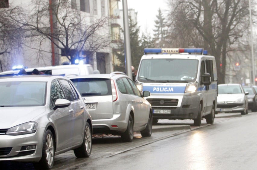 Tarnobrzeg. Zwłoki na chodniku przy ulicy Mickiewicza. Policjanci ustalili tożsamość kobiety (ZDJĘCIA)