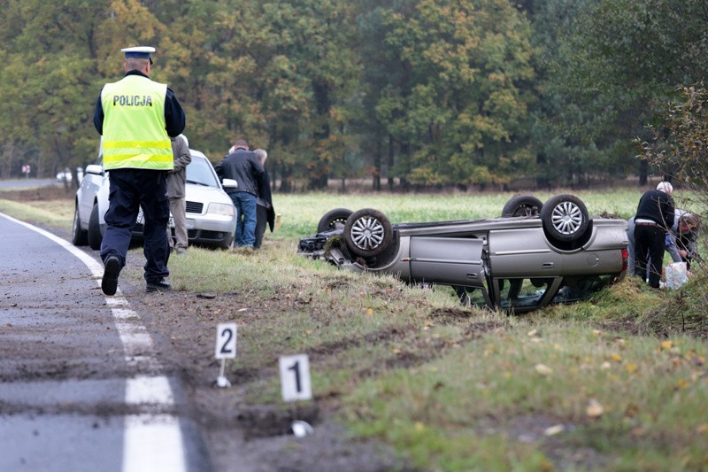 W niedzielę rano opel vectra na zakręcie na wysokości...