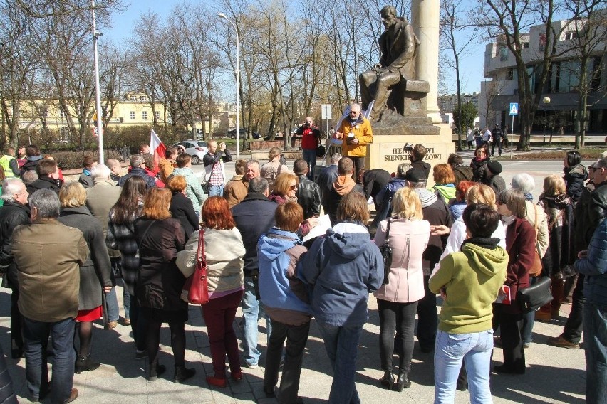 Przed pomnikiem Sienkiewicza w Kielcach czytali Konstytucję