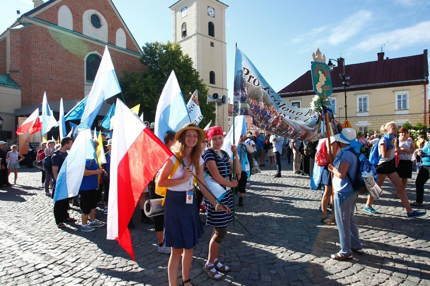 Około 1400 osób z rzeszowskich i podrzeszowskich parafii...